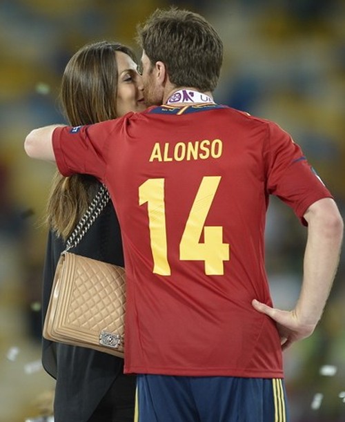 Vợ chồng tiền vệ Alonso cũng không chịu kém cạnh